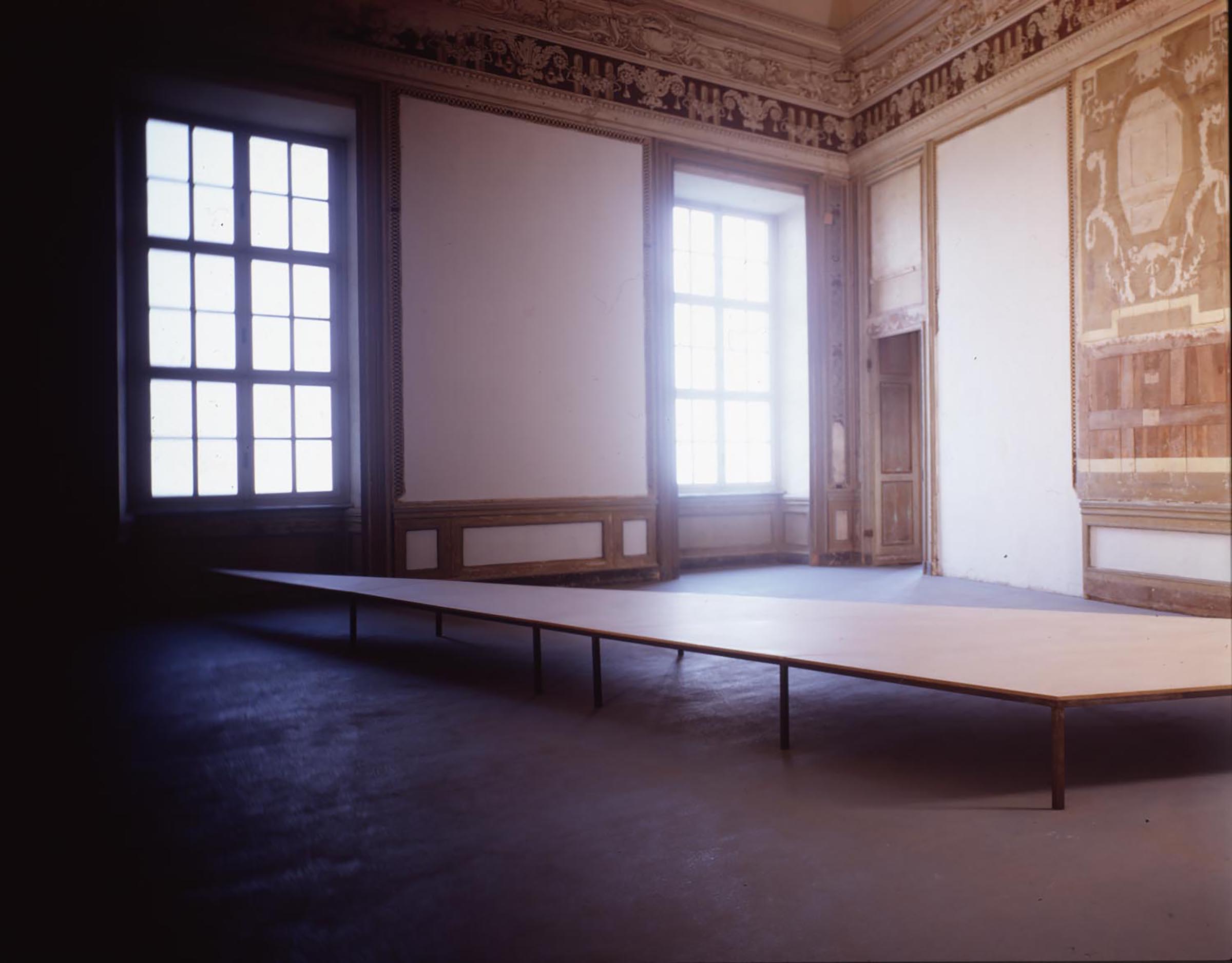 Mario Merz, Auf dem Tisch, der hineinstosst in das Herz, 1974